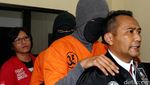 Foto: Kenakan Baju Tahanan, Ello Dibawa ke Sel