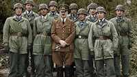 Adolf Hitler bersama kelompok prajurit terjun payung atau green devil di Belgia pada 1940. Istimewa/Pinterest.