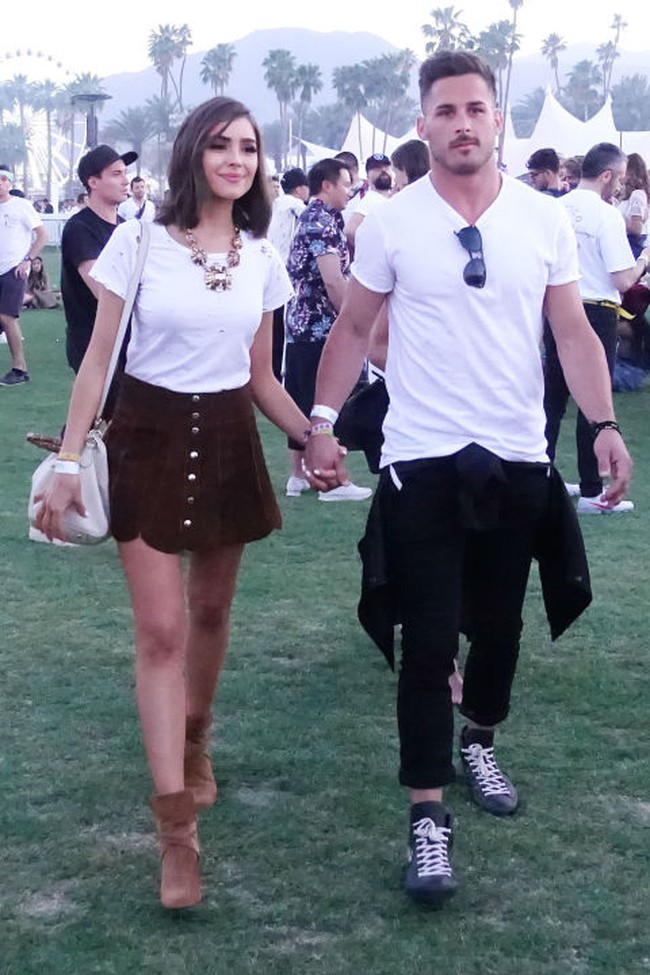 Inspirasi berikutnya, tampil simpel ala Olivia Culpo dengan T-shirt putih, rok pendek dengan boots dan kalung untuk membuat statement.