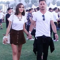 Inspirasi berikutnya, tampil simpel ala Olivia Culpo dengan T-shirt putih, rok pendek dengan boots dan kalung untuk membuat statement.