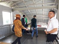 Petugas mengingatkan agar eskalator sisi kanan hanya untuk yang buru-buru / 