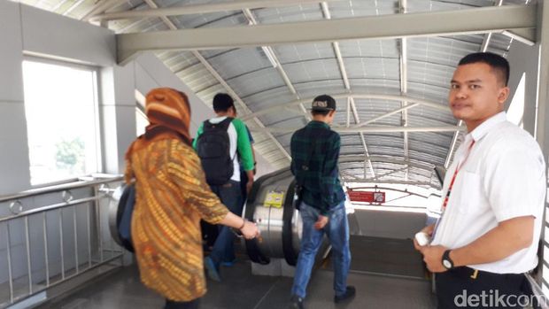 Eskalator Stasiun Tanah Abang, sisi kanan untuk penumpang yang terburu-buru / 