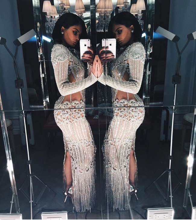  Mirror-mirror in the wall, whos the sexiest of them all? Kylie selfie di sela MET Gala 2016. Foto: Instagram