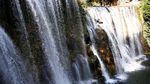 Foto: Olahraga Ekstrem, Loncat dari Atas Air Terjun