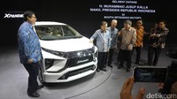JK tampak didampingi Menteri Perindustrian Airlangga Hartarto.