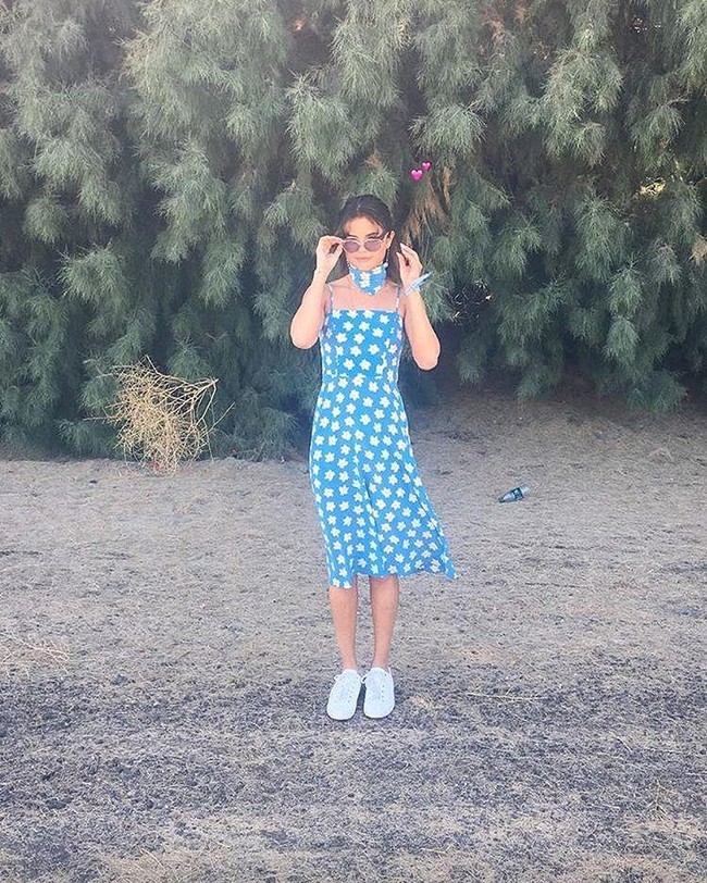 Summer dress bermotif playful ala Selena Gomez ini manis untuk dipakai nonton konser musik. Apalagi saat ditambahkan scarf yang matching di leher.  