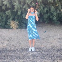 Summer dress bermotif playful ala Selena Gomez ini manis untuk dipakai nonton konser musik. Apalagi saat ditambahkan scarf yang matching di leher.  