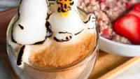 Inspirasi latte art bisa datang dari mana saja. Saat malas di hari Sabtu, misalnya, Daphne membuat Snoopy yang terbaring di atas latte.