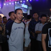 Jokowi datang ke JIEXPO Kemayoran, Jumat (11/8/2017) malam mengenakan kaus bertuliskan We The Fest. Kaus tersebut merupakan merchandise resmi dari festival musik yang berlangsung selama tiga hari itu. Foto: Hanif Hawari/detikHOT