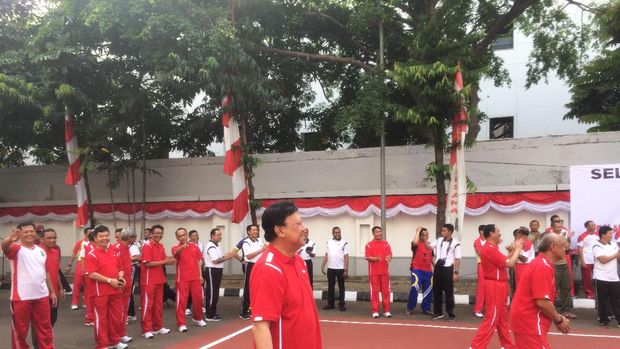 Mendagri mengajak rekan kerja TNI dan Polri bertanding voli.