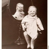 Sejak dulu, boneka bayi sudah banyak dijual untuk anak-anak kecil. Sayangnya, tidak semua boneka bayi terlihat menggemaskan. Lihat boneka bayi seram dari tahun 1920an dengan dua wajah di depan dan belakang ini. Foto: ist