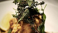 Wayfare Tavern, San Francisco memiliki ayam goreng yang sangat renyah dan lembut. Ayam dipanggang pada suhu 200 derajat selama 2 1/2 jam sebelum dilapisi tepung terigu dan digoreng.  Foto: Istimewa