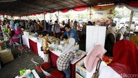 Bazar digelar di bawah tenda di halaman Gedung Kementan.