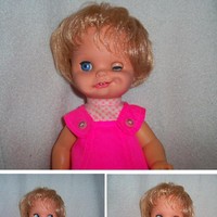 Saucy doll ini mungkin tampak menggemaskan di awal. Namun setelah Anda bermain dengannya dan sadar bahwa mata boneka ini bisa bergerak, mungkin Anda akan jadi ketakutan. Bagaimana jika mata boneka itu bergerak sendiri saat malam. Foto: ist