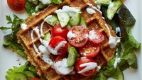 Foto: IstimewaSalad sayuran juga bisa diracik jadi topping waflle. Lengkapi dengan saus yoghurt atau mayonnaise, waffle makin mengenyangkan.
