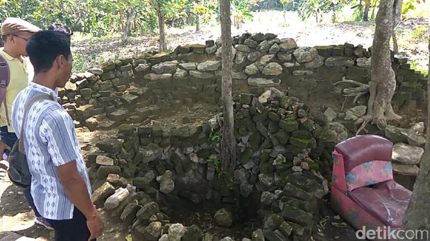 Ada sofa di atas Candi Patakan/