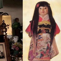 Boneka Okiku ini juga punya cerita seram. Kabarnya Okiku diberikan seorang kakak lelaki kepada saudarinya. Tapi saudari itu kemudian meninggal. Lalu Okiku diduga dirasuki arwah saudari tersebut karena rambutnya selalu tumbuh selama 75 tahun. Foto: ist
