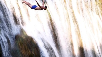 Foto: Olahraga Ekstrem, Loncat dari Atas Air Terjun