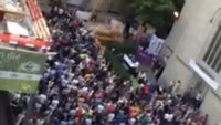 Andika juga memposting video dengan caption nobar di Hotel Sweizerhof Luzern, Swiss. Dia memvideokan kerumunan warga yang sedang nobar dari ketinggian hotel bintang lima yang terletak di tepi danau Luzern. Istimewa.