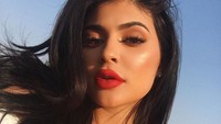 Kylie Jenner mengaku makan tacos udang setiap hari. Tacos dengan alpukat, bawang, udang dan tortilla. Juicy-nya isian taco jatuh ke bibir. Mmm, udang, tutur Kylie. Foto: Instagram