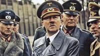Adolf Hitler saat berfoto di depan kamera. Istimewa/Pinterest.