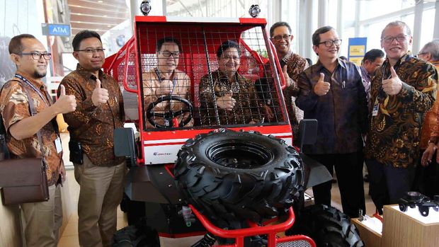   Menteri Perindustrian RI Airlangga Hartarto (tengah) didampingi Presiden Direktur PT Astra International Tbk Prijono Sugiarto (ketiga kiri), Presiden Direktur PT Astra Otoparts Tbk Hamdhani Dzulkarnaen (kedua kanan), Ketua Pengurus Yayasan Dharma Bhakti Astra (YDBA) Henry C. Widjaja (kanan), Direktur Jenderal Industri Logam, Mesin, Alat Transportasi dan Elektronika Kementerian Perindustrian RI I Gusti Putu Suryawirawan (ketiga kanan), Direktur PT Velasto Indonesia Reiza Treistanto (kedua kiri) dan penggagas Wintor sekaligus Head of Operation Division PT Velasto Indonesia (Grup Astra Otoparts) Muhamad Yasin (kiri) 