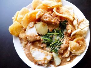 Bagaimana Kalau Siang Ini Jajan Ketoprak, Lotek dan Lengko Berbumbu Kacang?