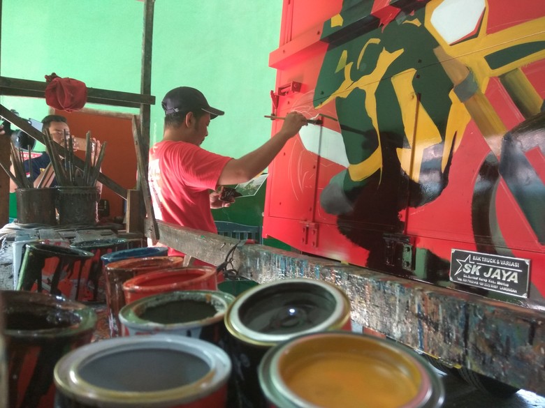 Melihat Lebih Dekat Seni Lukis Bak Truk di Lamongan Melihat Lebih Dekat Seni Lukis Bak Truk di Lamongan