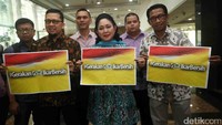 Titiek Soeharto membentangkan poster bertuliskan Gerakan Golkar Bersih usai bertemu Gerakan Muda Partai Golkar (GMPG) di Gedung Granadi, Kuningan, Jakarta Selatan, Jumat (11/8/2017).