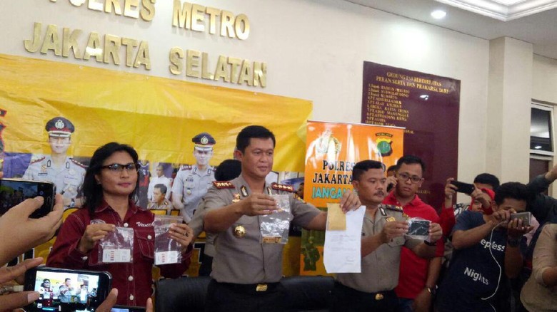 Ello Beli Ganja di Dekat Sebuah Kampus di Jaksel Ello Beli Ganja di Dekat Sebuah Kampus di Jaksel