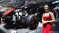 Usher Toyota Prius sukses membuat mata lelaki tak berkedip.