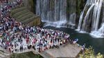 Foto: Olahraga Ekstrem, Loncat dari Atas Air Terjun