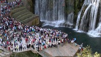 Lomba Loncat Air Terjun Internasional Ke-4 ini digelar di Kota Jajce, sekitar 2,5 jam perjalanan darat dari Sarajevo, ibu kota Serbia. Perlombaan ini pun menarik perhatian para wisatawan (Dado Ruvic/Reuters)
