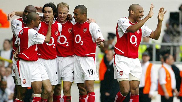 Arsenal's French forward Thierry Henry (R) celebrates as teammate Robert Pires (3rdL) is mobbed by Patrick Vieira (L), Ashley Cole (2ndL) Gilberto Silva (2ndR) and Dennis Bergkamp (3rdR) after scoring against Tottenham during their Premier League clash at White Hart Lane in north London, 25 April 2004. Arsenal leads 2-0 at half time. AFP PHOTO / ODD ANDERSEN - - No telcos,website use to description of license with FAPL on, www.faplweb.com - - / AFP PHOTO / ODD ANDERSEN