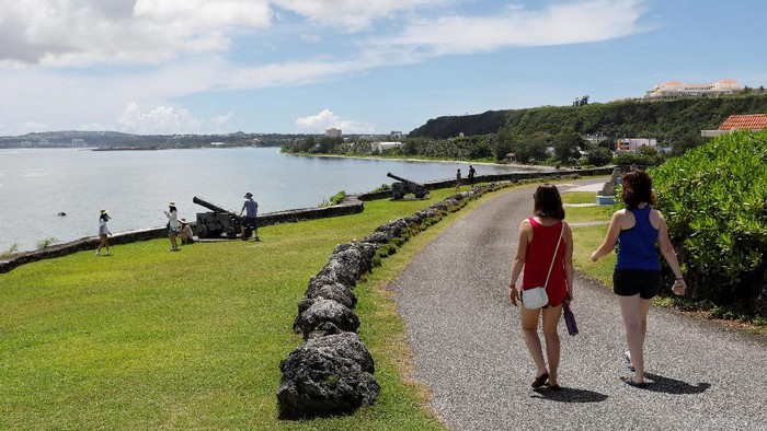 Tourists frolic on the waters overlooking posh hotels in Tumon tourist district on the island of Guam, a U.S. Pacific Territory, August 10, 2017.  REUTERS/Erik De Castro
