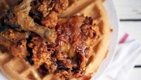 Foto: IstimewaAda sisa ayam goreng? Buat waffle, olesi mayonnaise dan beri topping suwiran ayam goreng tepung. Kalau suka tambahkan saus BBQ.