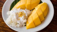 Soal makanan utama, Thailand terkenal dengan tom yam yang nikmat. Tapi soal jajanan, tak boleh lewatkan mango sticky rice. Bagi penggemar makanan ekstreme, bisa cicip juga aneka serangga goreng yang jadi pilihan.  Foto: iStock