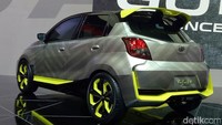 Di bagian belakang terlihat lampu belakang berbentuk persegi yang besar, bumper belakang yang tebal serta roof spoiler wing.