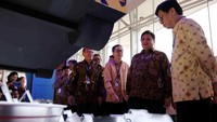 Menteri Perindustrian Airlangga Hartarto (kedua kanan) berbincang bersama Presiden Direktur PT Astra International Tbk Prijono Sugiarto (ketiga kanan), Direktur Astra International Johannes Loman (kanan), dan Ketua Pengurus Yayasan Dharma Bhakti Astra (YDBA) Henry C. Widjaja (keempat kanan) seusai pembukaan GIIAS 2017. (Astra Otoparts).
