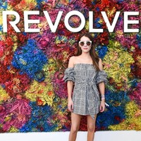 Dress pendek off the shoulder ala Emma Roberts ini jadi lebih fashionable saat dipadukan dengan sandal warna bold.