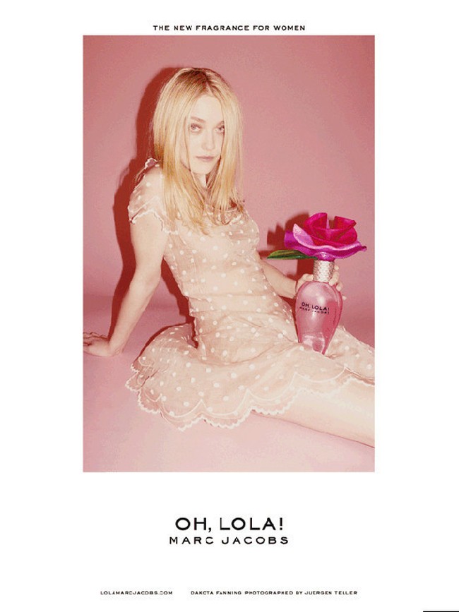 Dakota Fanning menjadi muse parfum Marc Jacobs pada 2011. Kala itu usianya 17 tahun dan ia berpose dalam balutan gaun transparan sambil memegang botol parfum berukuran besar di pangkuannya. Iklan itu dicekal karena dianggap membuat anak di bawah umur jadi simbol seks. Foto: Istimewa