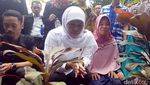 Mensos Khofifah Datangi Rumah Keluarga SR yang Tewas di Sekolah