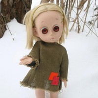 Boneka ini bernama Little Miss No Name yang dirilis pada 1965. Dengan mata besar dan wajah memelas seperti meminta bukan tidak mungkin boneka seram tersebut bikin Anda susah tidur. Foto: ist