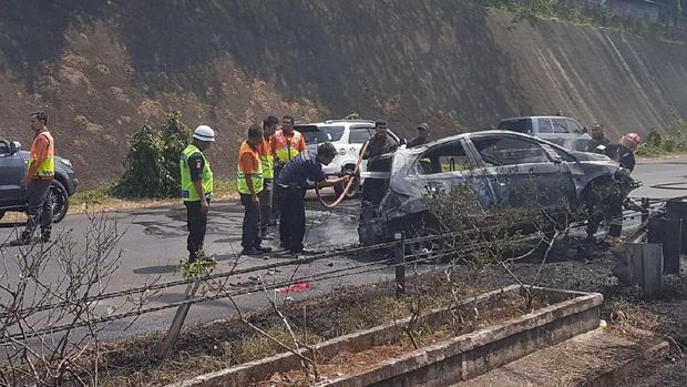 Dua penumpang mobil tersebut kabur.