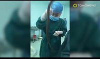 Astaga! Pria Ini Pakai Belut Hidup Buat Atasi Sembelit