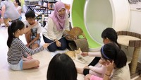 Pengunjung bisa bermain sepuasnya bersama kucing-kucing lucu ini. Tapi harus lepas alas kaki dan cuci tangan sebelum masuk museum. Biar kucing nggak terkontaminasi kuman (The Cat Museum,Muses and Mansion of Singapore/ Facebook)