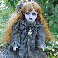 Boneka seram berikut punya tampilan serupa Annabelle dengan rambut panjang dan wajah pucat. Namun Annabelle punya kesan vintage sedangkan boneka ini lebih gotik. Foto: ist