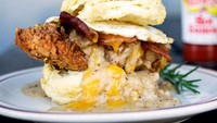 Di Pine State Biscuits; Portland, OR, Anda bisa mendapatkan  roti berisi ayam goreng buttermilk dengan tomat hijau goreng, selada dan saus blue cheese. Foto: Istimewa