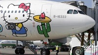 Tak mau kalah dengan kompetitor lainnya di Asia, maskapai EVA Air asal Taiwan juga menawarkan penerbangan serupa. Bedanya, menggunakan pesawat bergambar Hello Kitty mereka yang ikonik (reuters)