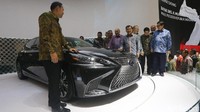 Wapres JK di booth Lexus